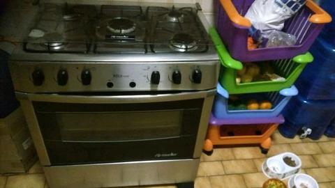 Beautifull x5 burner gas top and stove in great condition working