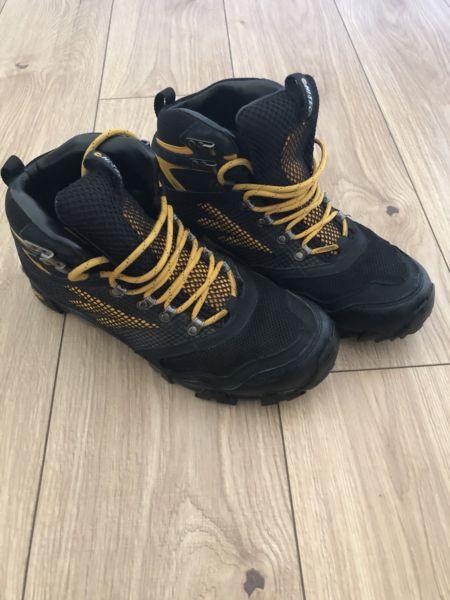 Hi-tec mens size 10 boots in mint condition