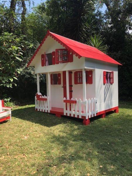 Kids outdoor play houses / doll houses