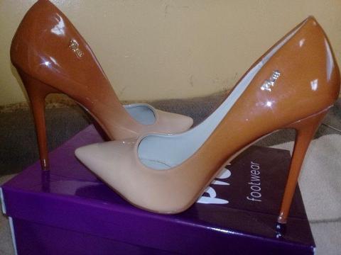 Size 5 plum pointy heels R400