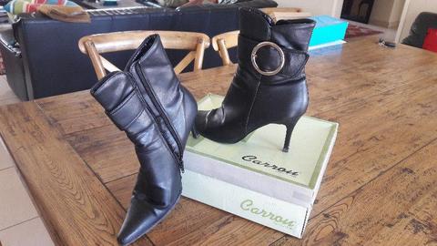 Pointy black ankle boots with buckle and heels - size 5