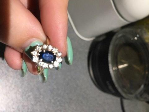 stunning 14k ring with beautiful saphirre and beautiful diamonds (princess Die ring cut)