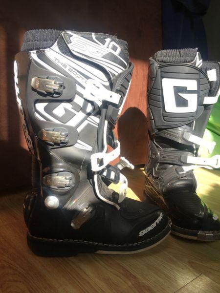 Gearne boots for sale like new