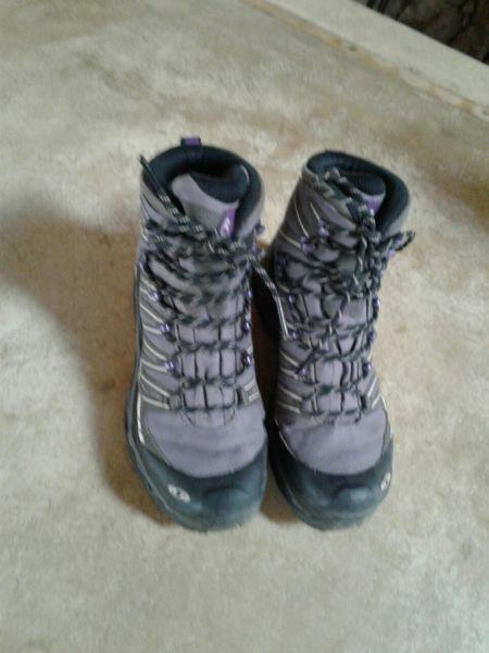 Solomon Hiking Boots Nu 5 for sale - barely worn