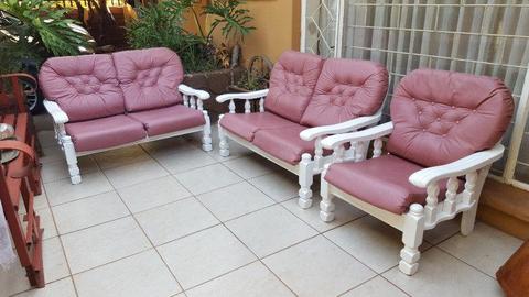 Lovely 3 piece white lounge suite