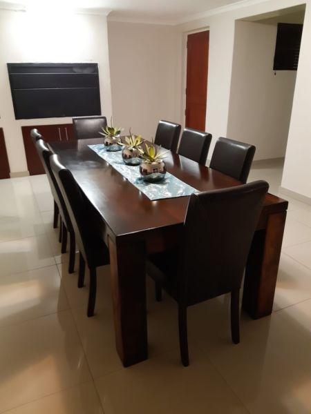 Diningroom table with 8 chairs
