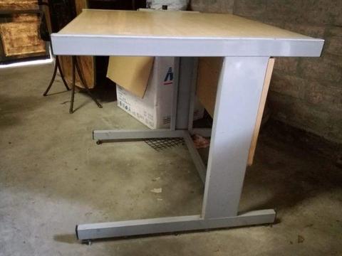 Table for sale R400