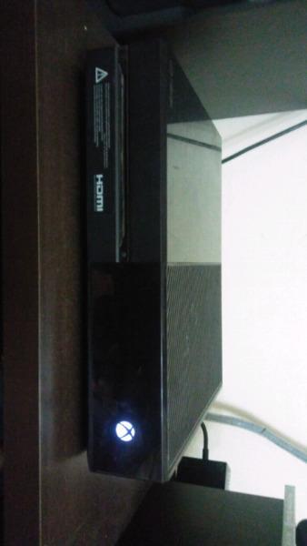 Xbox one 500gb with 2 controllers and 4 game's