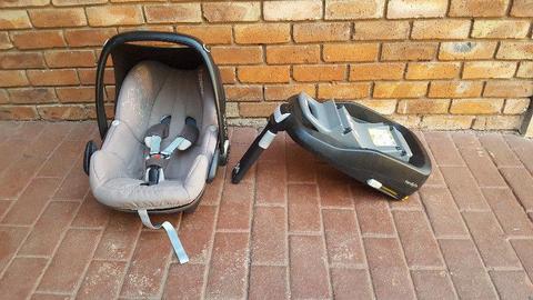Maxi Cosi Family ISOFIX base + Pebble Infant car seat (0-13kg)