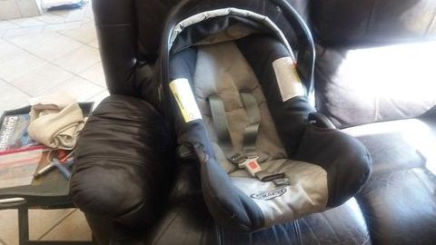 Graco baby car seat/carrier