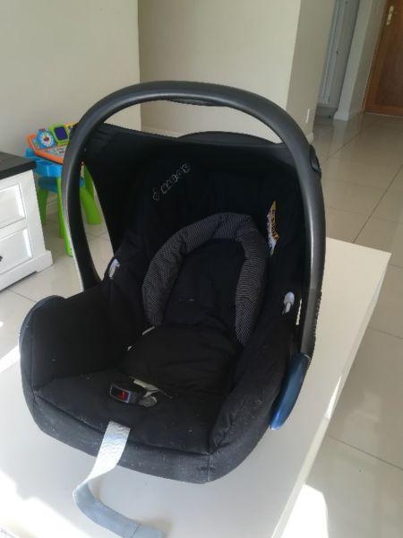 Maxi Cosi car seat (0-9 months) in excellent condition, compatible with lots of prams
