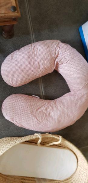 Maternity pillow/breastfeeding pillow