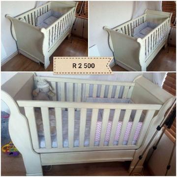 Baby cot with 2 sets of bedding