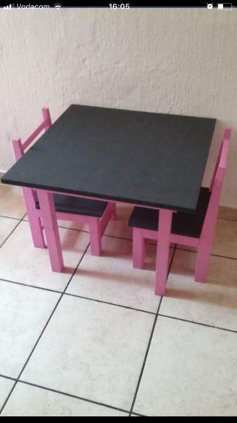 Kids desk with 2 chairs
