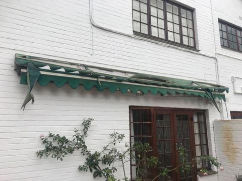 Retractable fold arm awning