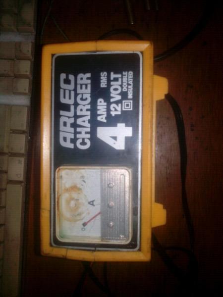 12v Car Battery Charger works very well R245