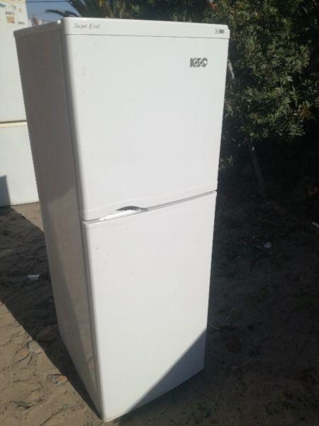 Kic fridge freezer R 1700