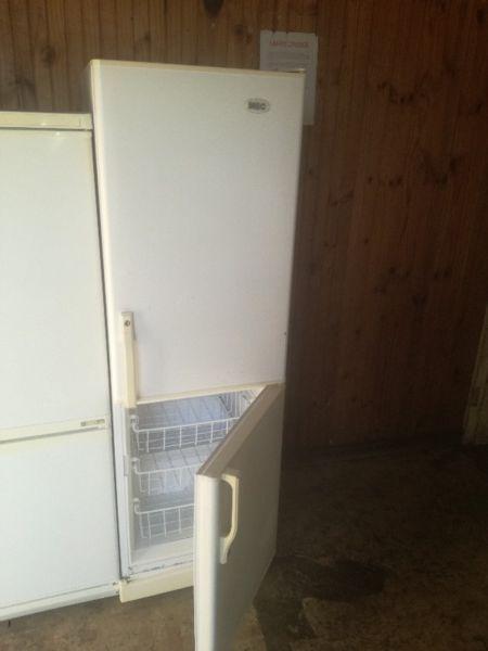 Kic fridge freezer and R1400