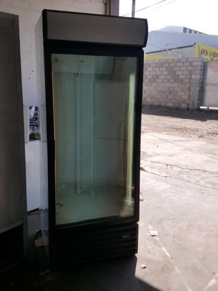 Hi I'm selling single door fridge