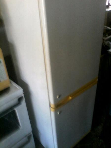 Defy 329lt fridge R1800