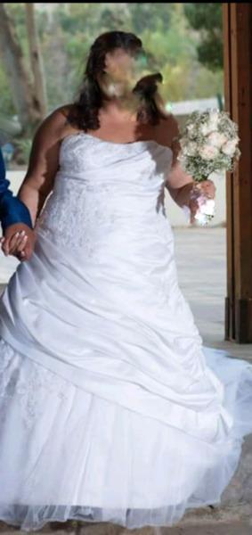 Wedding Dress for sale R4000 neg