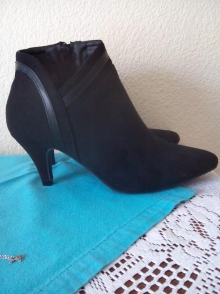 2 pairs ladies suede boots size 6