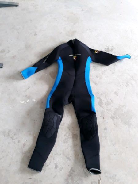 Bodyglove wetsuit size small. Fits medium male