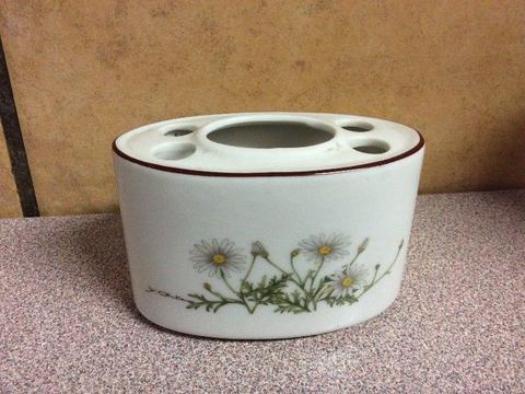 2 porcelain vases with flower images