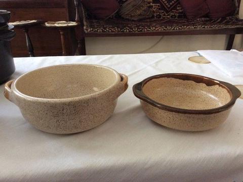 2 pottery dishes