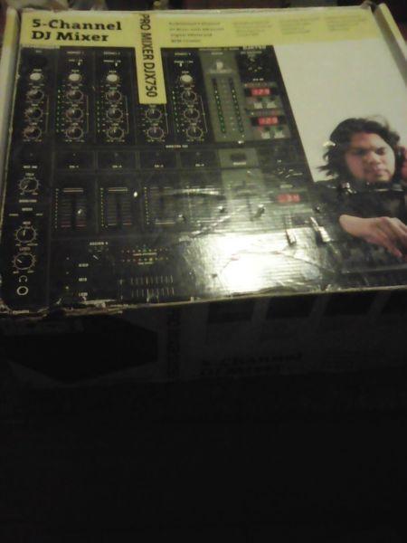 Behringer DJX 750 Mixer