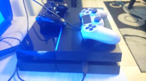 Playstation 4 1tb, 2 remotes and 10 games
