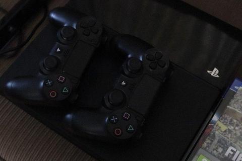 PS4 500gb + 2 Controllers + Camera + Fifa
