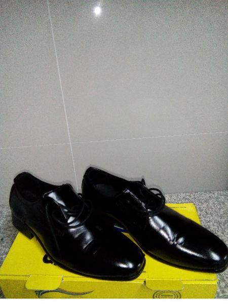 only worn once boys size 5 big boy shoe smart shoe in black