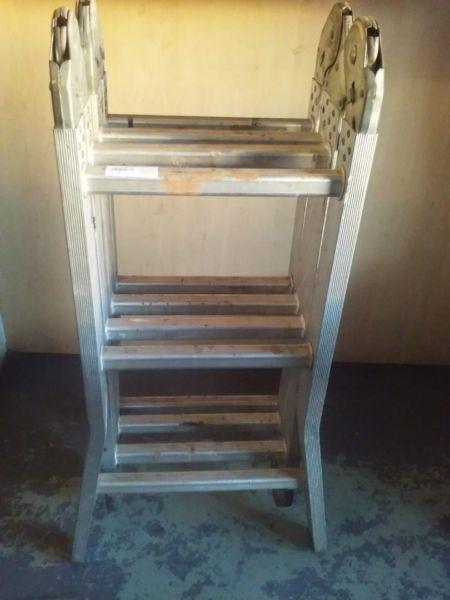 FOLDABLE LADDER