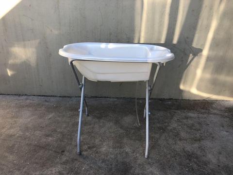 Chelino bath with stand