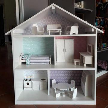 Dollhouse perfect for barbie
