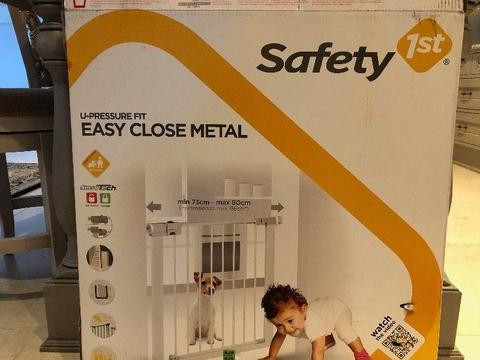 Safety 1st door/opening gate. Used once