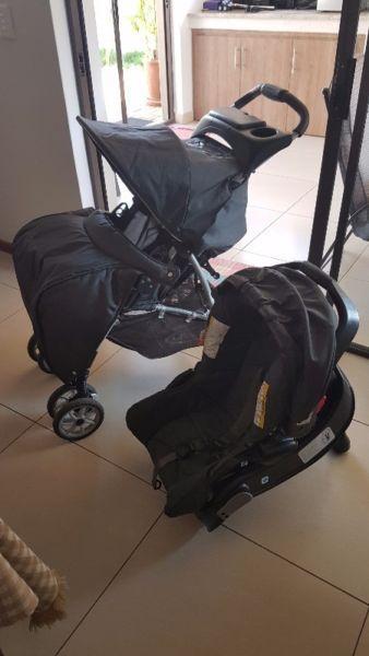 Graco pram and car seat that fits into the pram + base