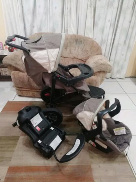 3 wheel Chelino travel system with base