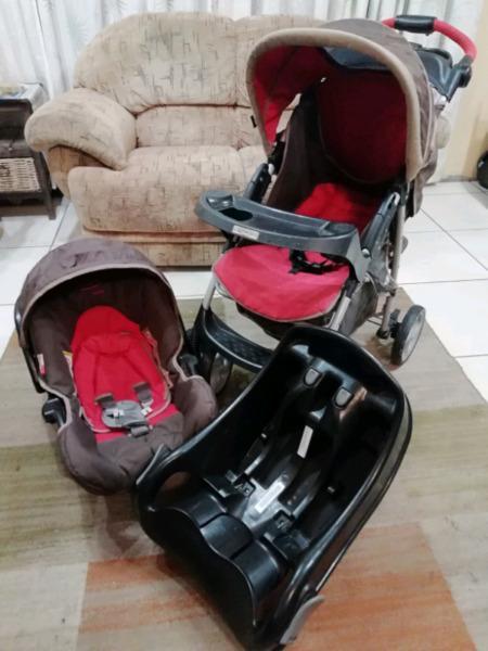 Brown & red Graco travel system with base