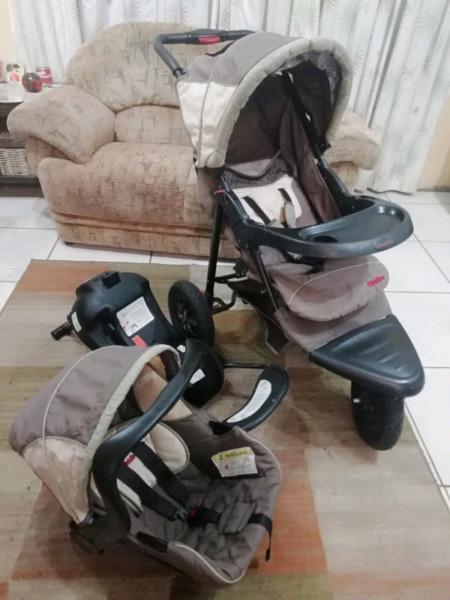 Chelino 3 wheel travel system with base