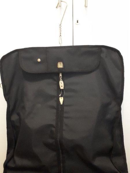 Suit carrier bag for travelling