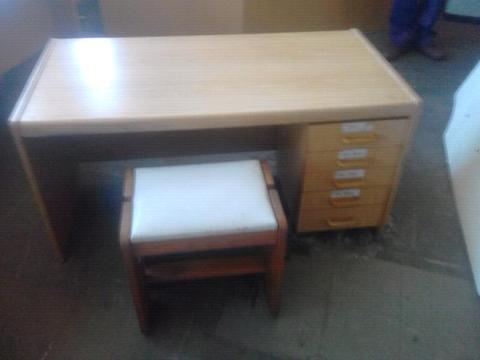 EXCELLENT QUALITY AND CONDITION CHILDREN'S DESK