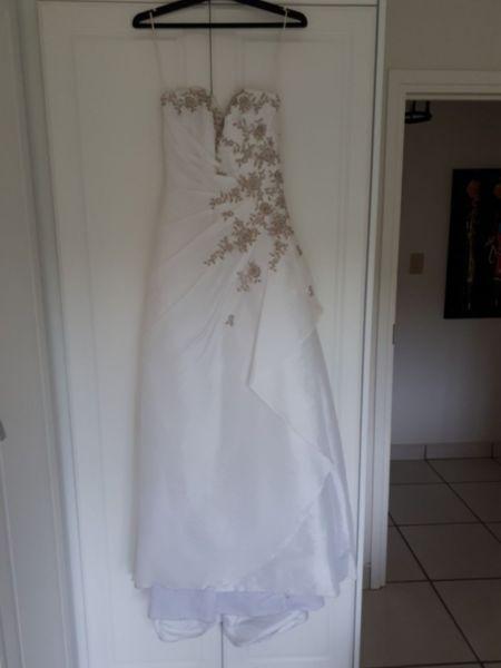 Wedding dress (Size 0) - Only used once :)