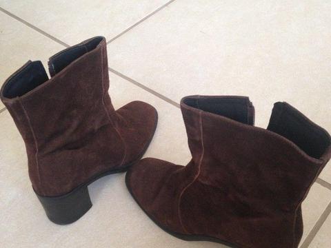 Genuine leather hand made chocolate brown ankle boots with zip. Size 4-1/2