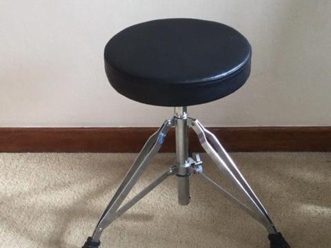 Drum kit Chair like new!