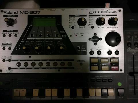 Roland MC-307 Groovebox