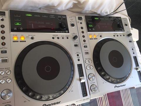 Pioneer CDJ 850( Pair ) for sale. Super condition and fully functional