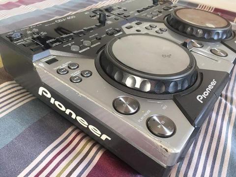 Pioneer CDJ 400(Pair) for sale. Mint condition and fully functional