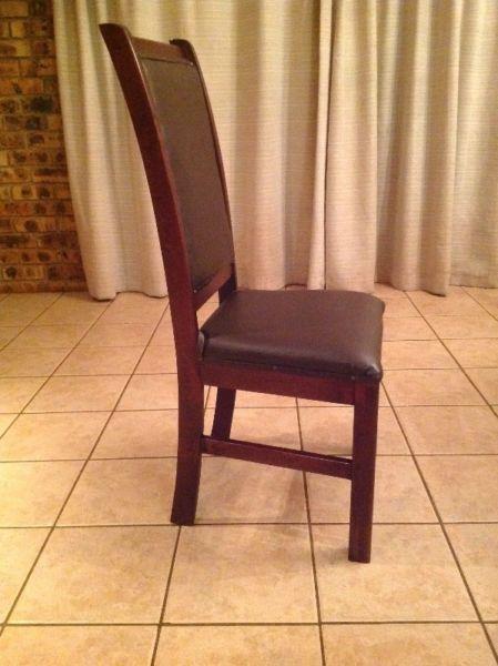 Dining room table and 8 chairs - Good condition